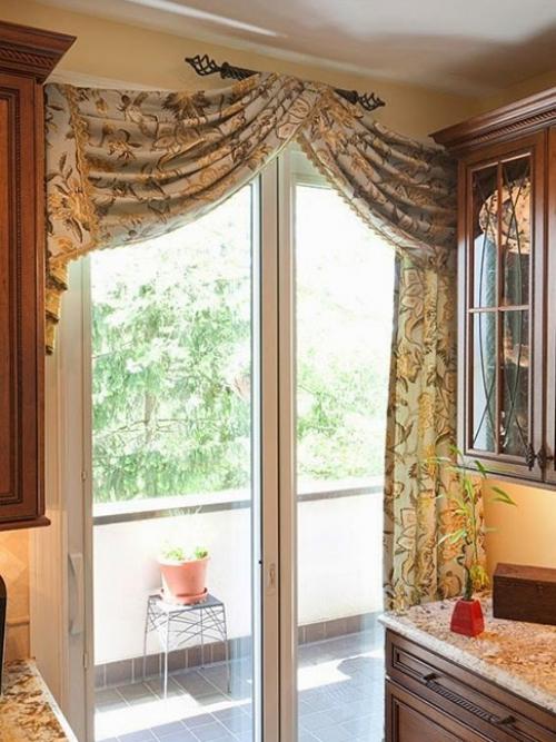Оформление окна на кухне с балконной дверью в современном стиле без штор