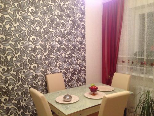 Обои на стены на кухню. Материал обоев для кухонных стен