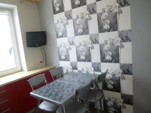 Обои на стены на кухню. Материал обоев для кухонных стен