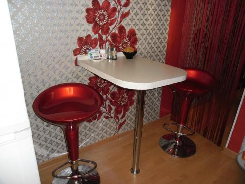 Обои на стены на кухню. Материал обоев для кухонных стен