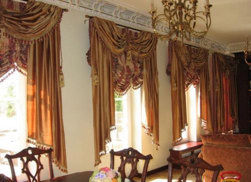 Шторы для зала с двумя окнами. Шторы для гостиной 03