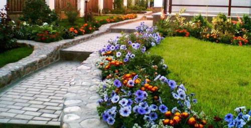 Цветник своими руками из подручных материалов. Как сделать цветники и клумбы своими руками из подручных материалов: фото и алгоритм действий