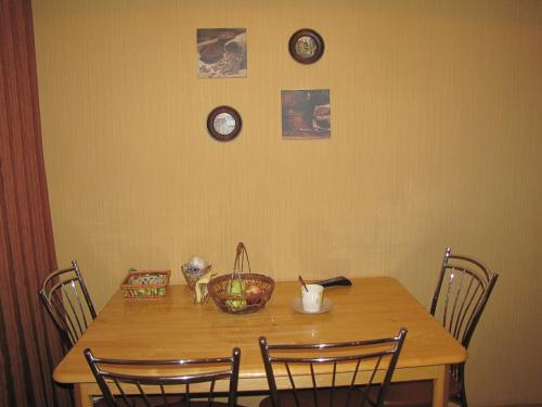 Обои на стены на кухню. Материал обоев для кухонных стен