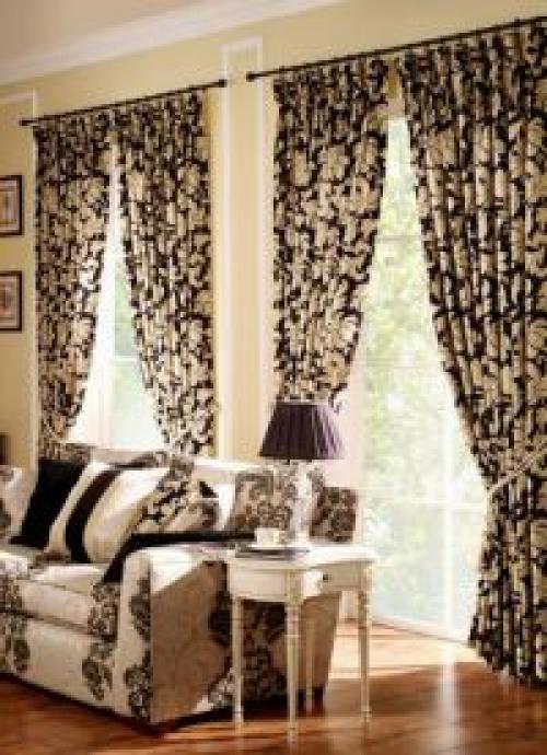 Шторы в зал на два окна на одной стене. Шторы на два окна