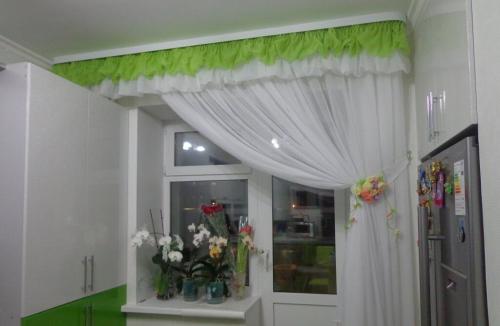 Оформление окна на кухне. Шторы и тюль