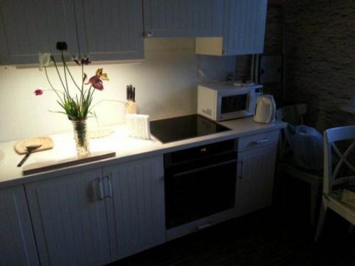 Бюджетный ремонт икеа. Бюджетный ремонт и дизайн белой кухни 9 кв.м в однокомнатной квартире (8 фото)