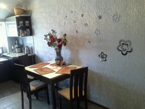 Какие обои для кухни выбрать. Виды обоев для кухни