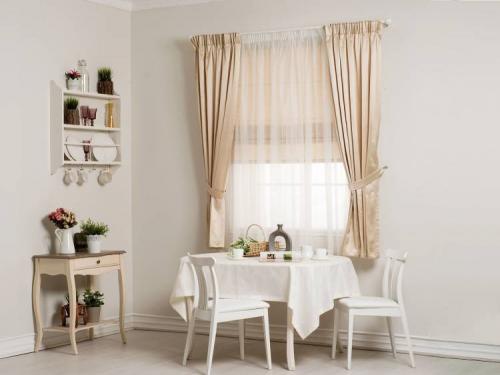 Шторы на кухню с балконом 2019. Цвет