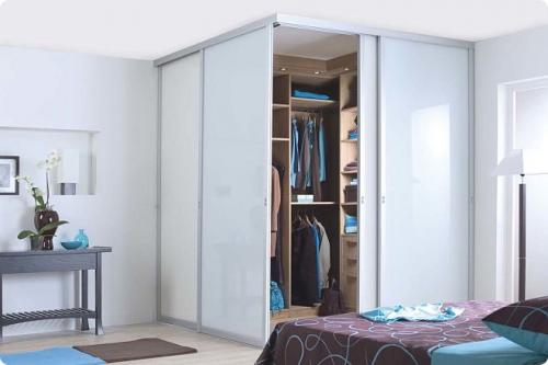 Угловой шкаф-купе в маленькую спальню. Разновидности угловых шкафов