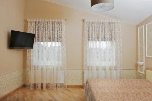 Шторы в зал на большое окно. Особенности дизайна с большими окнами 13