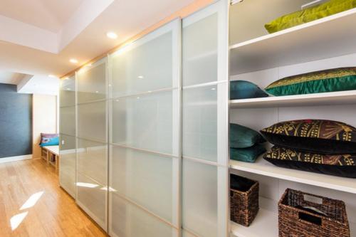 Красивые стенки для гостиной современные. Классификация по назначению 04