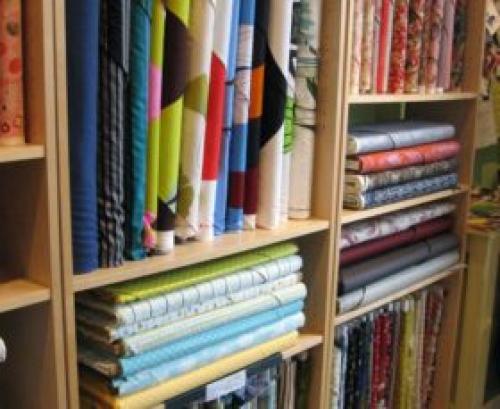 Какие шторы подойдут к светлым обоям и темной мебели. Как правильно выбрать шторы под обоям?