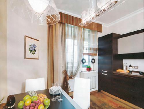 Оформление окна на кухне с выходом на балкон. Создание арки для выхода на балкон 07