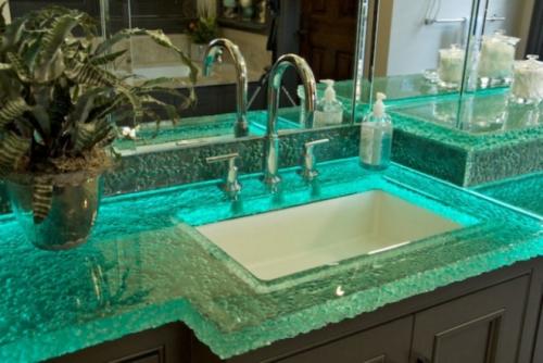 Стол для подростка у окна. Выбираем материалы для столешницы в детскую