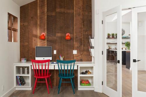 Угловой письменный стол для подростка. Письменный стол для школьника: разнообразие стилей и форм