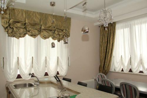 Шторы на кухню с балконом 2019. Цвет