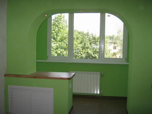 Оформление окна на кухне с выходом на балкон. Создание арки для выхода на балкон 06