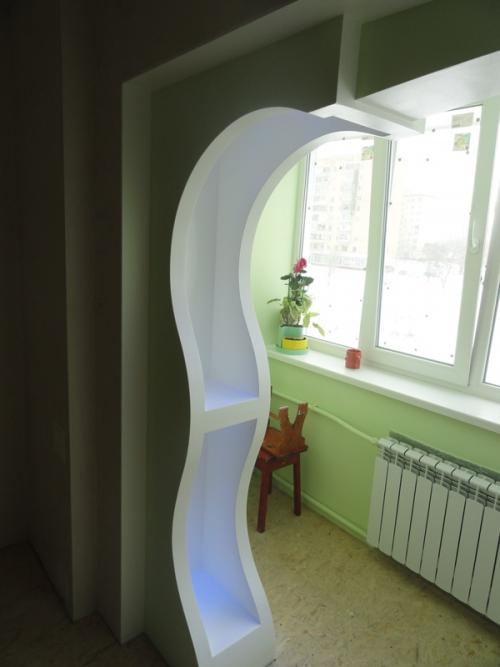 Оформление окна на кухне с выходом на балкон. Создание арки для выхода на балкон 04