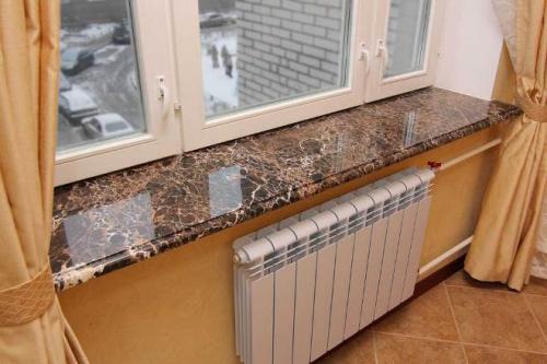 Стол для подростка у окна. Выбираем материалы для столешницы в детскую