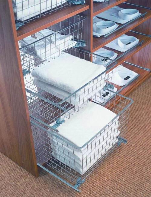 Шкаф в угол спальни. Приспособления для удобного хранения