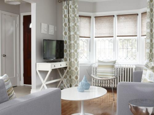 Шторы синие с серым. Шторы к серым обоям — возможные сочетания серых стен со шторами в современном дизайне (125 фото)