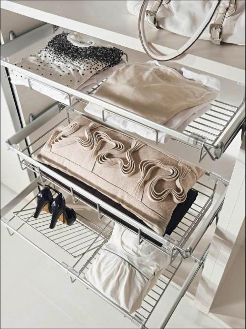 Шкаф в угол спальни. Приспособления для удобного хранения