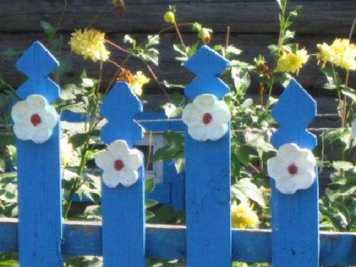 Красивые идеи для дачи. Идеи оформления забора на даче 13