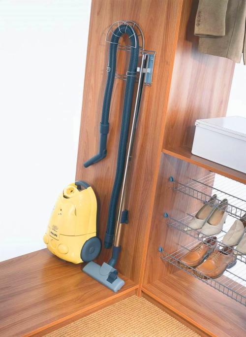 Шкаф в угол спальни. Приспособления для удобного хранения