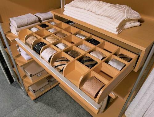 Шкаф в угол спальни. Приспособления для удобного хранения