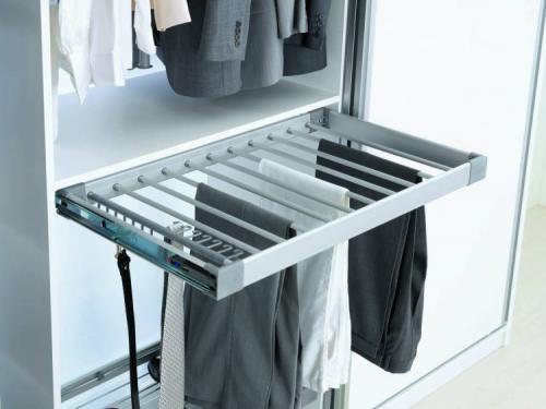 Шкаф в угол спальни. Приспособления для удобного хранения