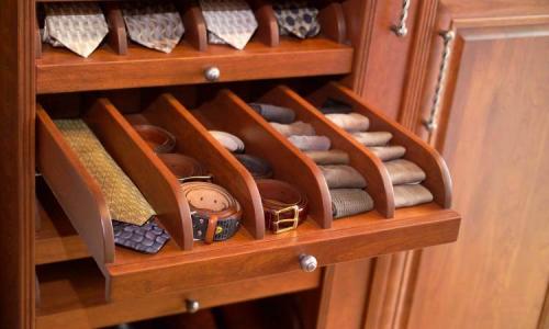 Шкаф в угол спальни. Приспособления для удобного хранения