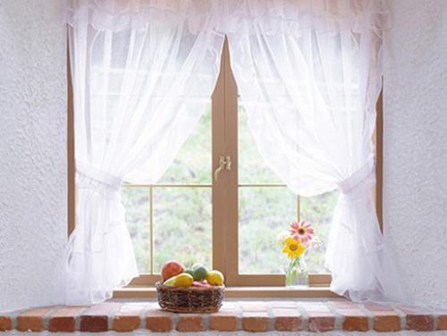 На кухню шторы из органзы. Разновидности материала 02
