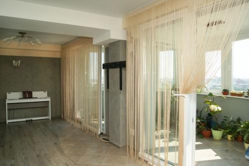 Шторы в светлую гостиную. Выбирать занавески следует, исходя из общей стилизации помещения 18 Шторы в светлую гостиную. Выбирать занавески следует, исходя из общей стилизации помещения 18