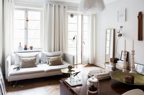 Шторы в светлую гостиную. Выбирать занавески следует, исходя из общей стилизации помещения 16 Шторы в светлую гостиную. Выбирать занавески следует, исходя из общей стилизации помещения 16