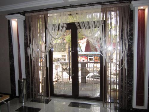 Шторы в светлую гостиную. Выбирать занавески следует, исходя из общей стилизации помещения 20 Шторы в светлую гостиную. Выбирать занавески следует, исходя из общей стилизации помещения 20