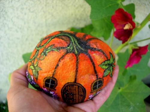 Клумбы для сада своими руками все новинки. Магия разрисованных камней: фото и практические советы