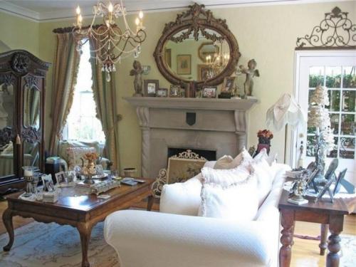 Шторы в светлую гостиную. Выбирать занавески следует, исходя из общей стилизации помещения