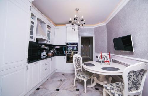 Обои для кухни дизайн. Виды обоев для кухни: особенности материала 08