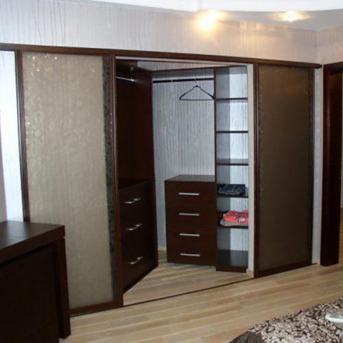 Встроенный шкаф угловой в комнату. Встроенный