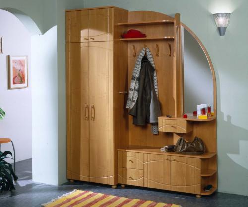 Дизайн узкой прихожей со шкафом купе. Расстановка мебели