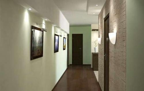 Дизайн узкого коридора прихожей. Освещение узкой прихожей