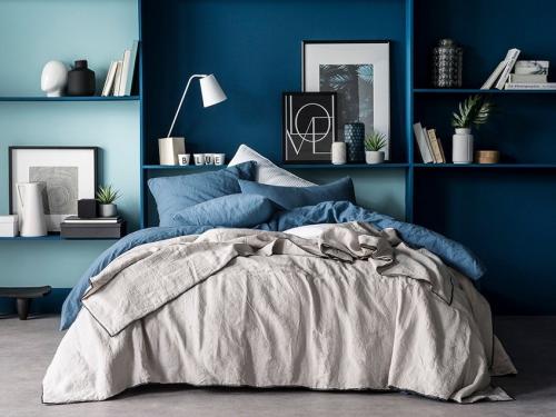 Белая спальня в маленькой комнате. Интерьер маленькой спальни 07