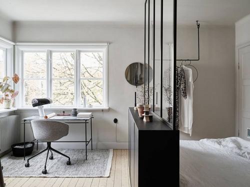 Белая спальня в маленькой комнате. Интерьер маленькой спальни 02