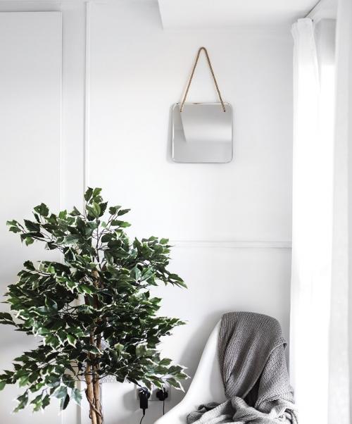 Белая спальня в маленькой комнате. Интерьер маленькой спальни 05