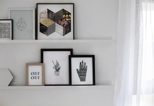 Белая спальня в маленькой комнате. Интерьер маленькой спальни 11