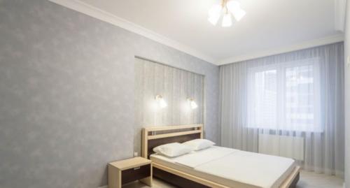 Белая спальня в маленькой комнате. Интерьер маленькой спальни 13