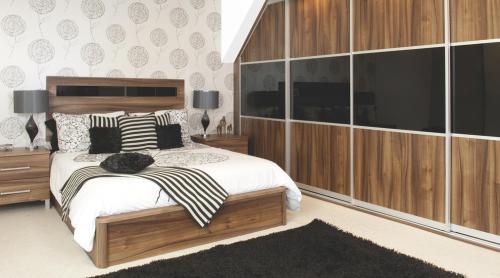 Стильный шкаф в спальню. Что такое встроенный шкаф-купе и какие у него достоинства