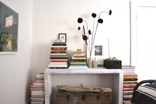 Книжный шкаф в спальне. Для любителей почитать на ночь – потрясающие идеи совмещения уютной спальни и маленькой домашней библиотеки