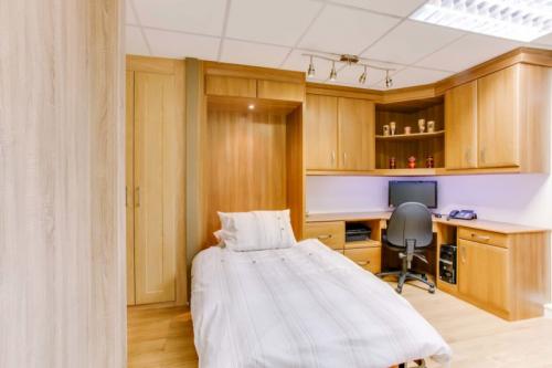 Шкафы для спальни в современном стиле для. Разновидности