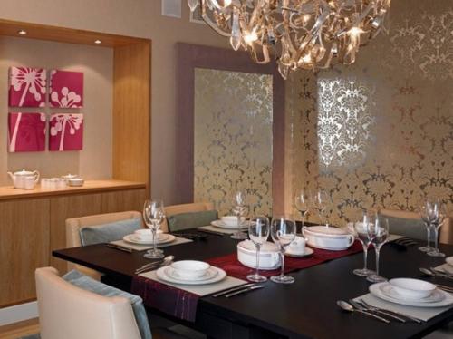 Металлические обои в интерьере. Качества металлизированных обоев: плюсы и минусы